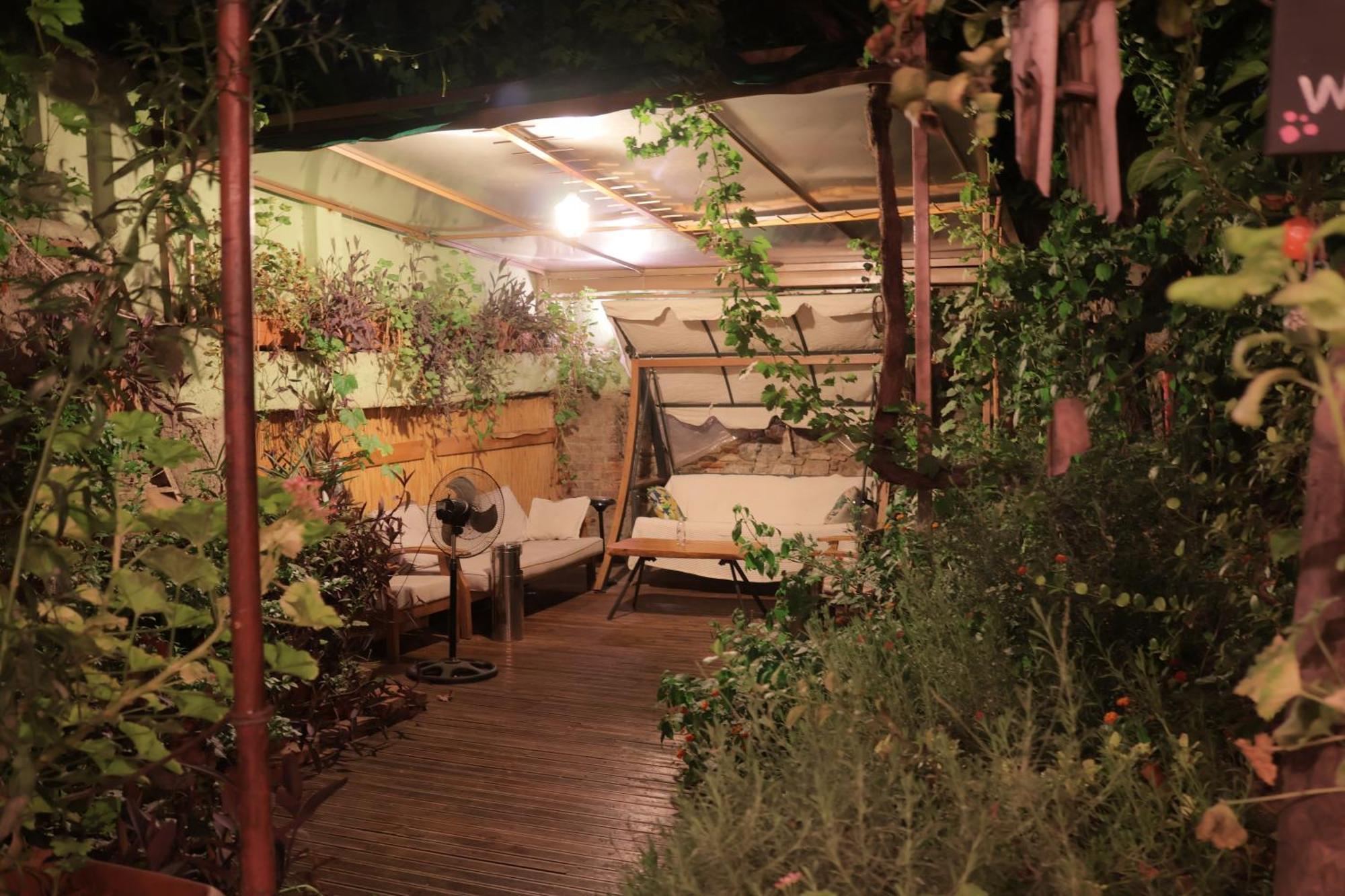 Lotus Garden Hostel İzmir Luaran gambar